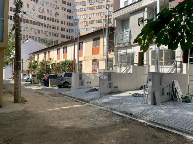 Sobrado no Tucuruvi com 2 dormitórios e 2 vagas de garagem.