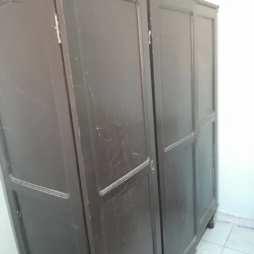 Guarda roupa de madeira maciça ( vintage)