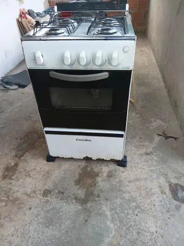 Vendo fogão esmaltec funcionando todas as bocas perfeitas menos o forno
