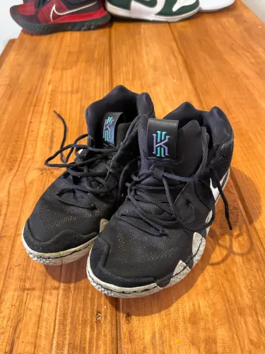 tênis de basquete Nike Kyrie 4, modelo "Ankle Taker"