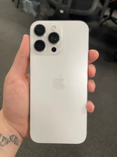 iPhone 16 Pro Max Branco 256gb com 97% de bateria | Aceito troca em iPhone 15 azul + volta