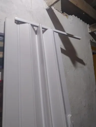 Porta sanfonada de PVC branco