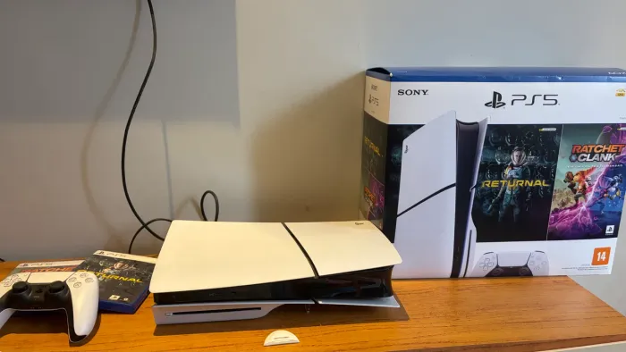 Vende- se PS5 slim mídia física 1 ano de uso