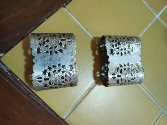 Dois lindos porta guardanapos antigos,. Banhado a prata.