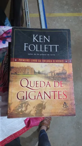 Livro Queda De Gigantes - Ken Follett (Excelente Estado!)