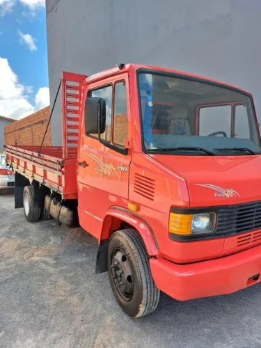 MB 710 Plus ano 2003 Carroceria