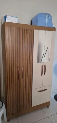 Guarda-Roupa Compacto 4 Portas com Espelho 