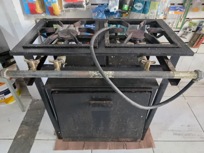 Fogao industrial 2 bocas com forno .semi novo .
