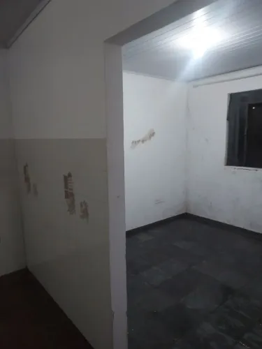 Alugo casa no Capão da Imbuia somente para MULHERES