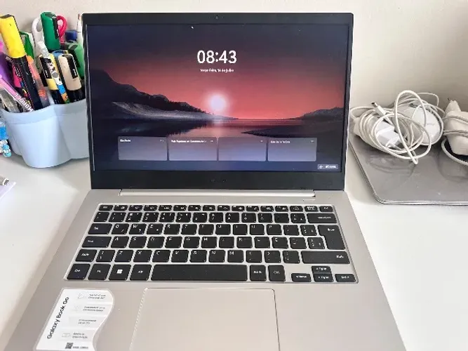 Este é um notebook Samsung Galaxy Book Go, apresentando um design prateado ultrafino
