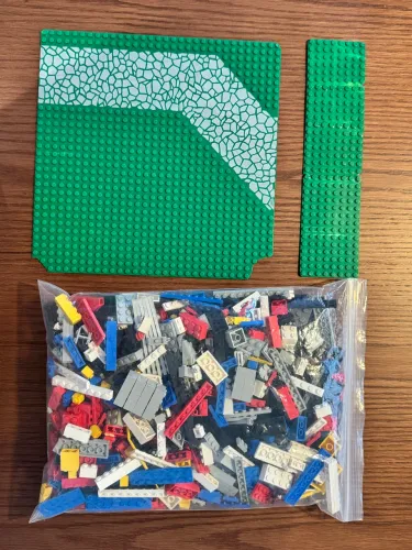 Lote de lego com avarias e marcas de uso