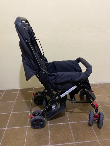 Carrinho de bebê preto