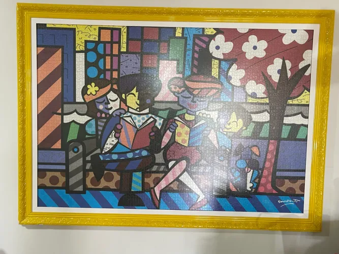 É um quadro no estilo do Romero Britto (Pop Art), com cores fortes e formas geométricas.