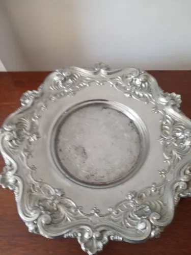 Bandeja de latão decorativa.