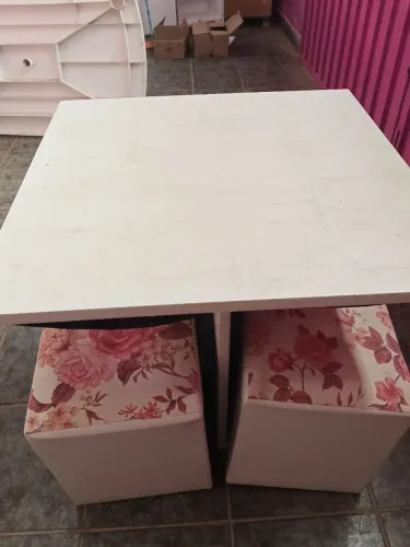Mesa com puffs 