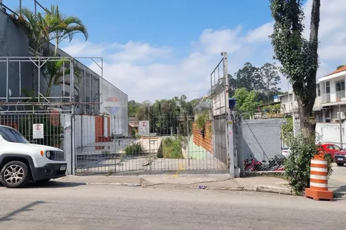 TERRENO COMERCIAL COM 975 M² NO CENTRO DE EMBU DAS ARTES, AO LADO DO CARTÓRIO DE REGISTRO