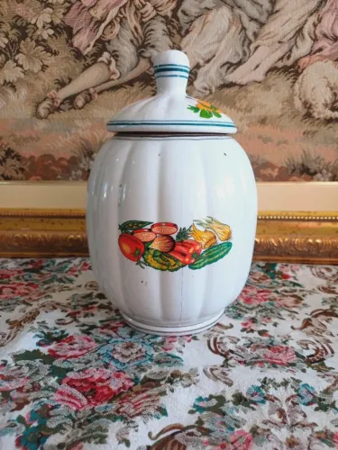 Pote de porcelana anos 60 numerado (contem marcas do tempo)
