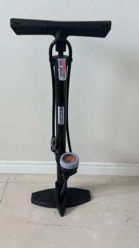 Bomba de ar para encher pneus e bolas