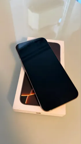 Vendo iPhone 16 pro max . Saúde da bateria 93% , está em otimo estado.