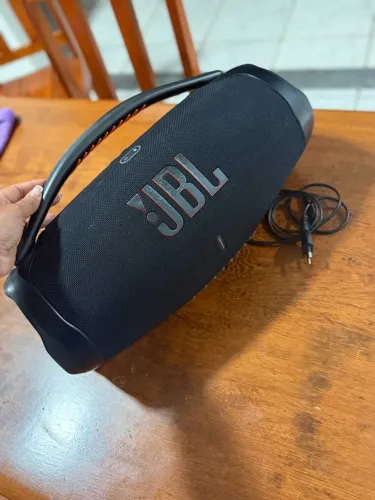 Vendo Caixa de som bombox 3 semi nova apenas 1 ano de uso
