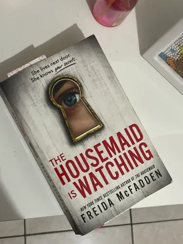 Livro em inglês The Housemaid is Watching