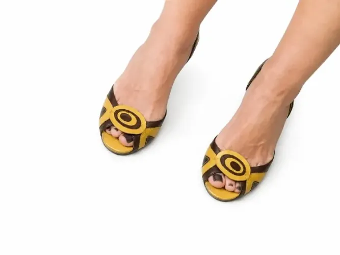 Sapato em Couro Peep Toe - Tam 35 