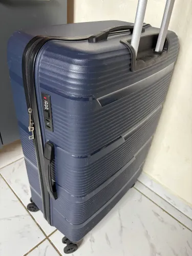 Mala grande (23 Kg) com segredo configurável.