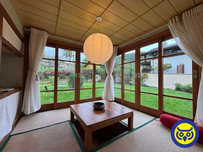 Casa Residencial com 4 dormitórios em Sambaqui