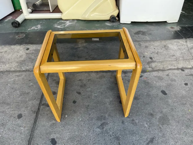 Mesa de Centro em Madeira com Tampa de Vidro Fumê