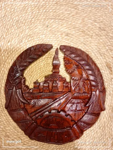 Souvenir de madeira talhada a mão Laos símbolo importante monumento Pha That Luang Vienti