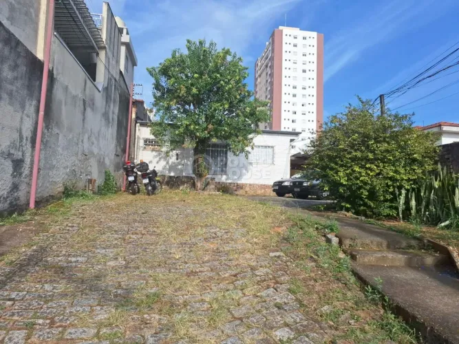 Terreno à venda bairro Vila Gumercindo, possui 4 casas indepentendes construídas