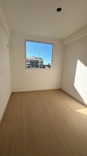 Piso Láminado click nunca usado com rodapé de brinde.