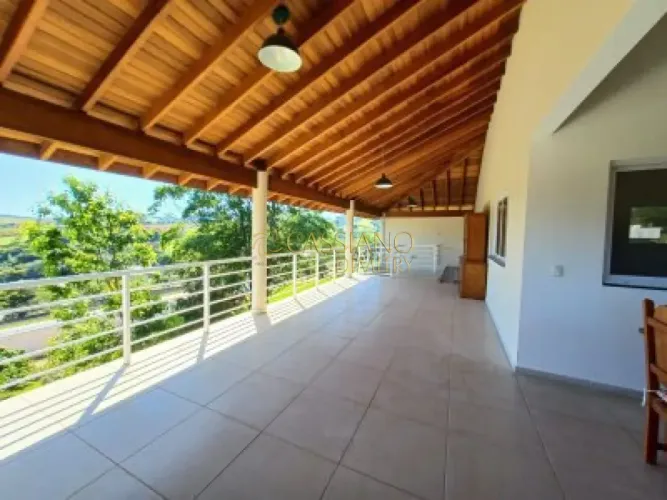 Casa à venda de 237,16m² | 03 dormitórios, sendo 01 suíte e 04 vagas de garagem | Condomín