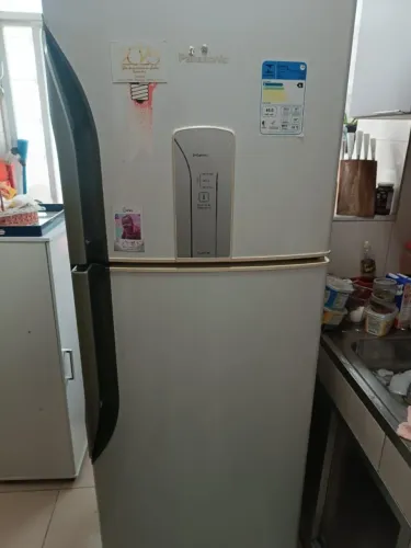 Geladeira Frost Free semi nova 