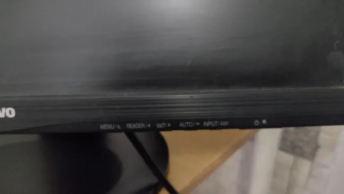 Monitor positivo 22 polegadas com pequena avaria está funcionando perfeitamente 