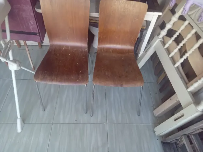 Vendo 2 cadeiras de madeira.
