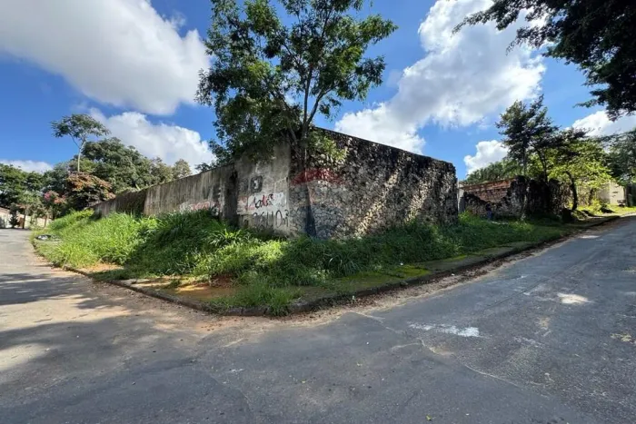 Terreno de esquina com 2.660 m² no Bairro Braúnas!