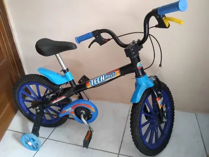 Bicicleta infantil p/ criança a partir de 4 anos. Em bom estado, c/ rodinhas removíveis.