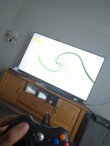 Xbox 360, com 2 controles e muitos jogos