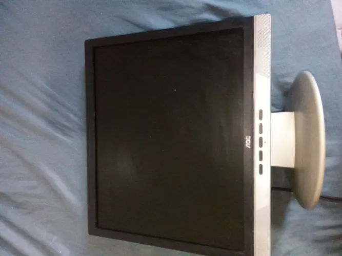 MONITOR AOC 17 POLEGADAS COM ADAPTADOR!!! O preço do produto é negociável!!