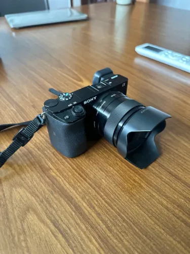 Sony A6100 + Lente 35mm f/1.8 OSS - Seminova, Excelente Estados