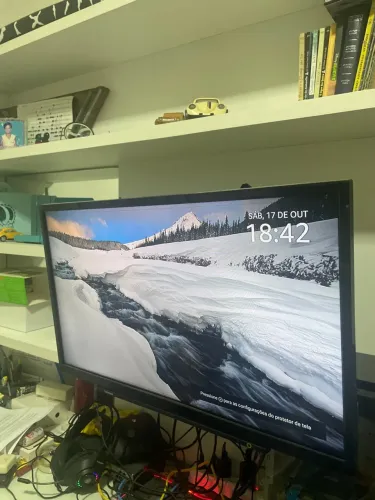 Tv Toshiba com uma listra verde + chromecast 