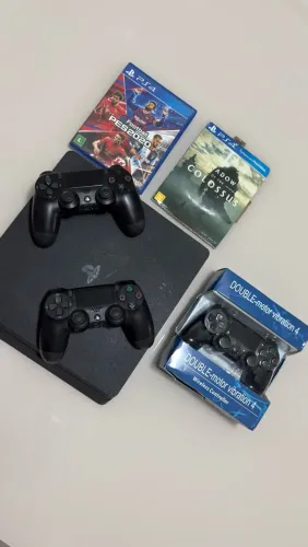 PlayStation 4 / 1TB + 3 controles + 2 jogos + cabos de conexão