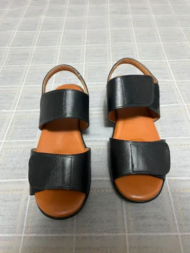 Sandália anatômica, extra conforto, regulável, em couro legítimo. Número 38.