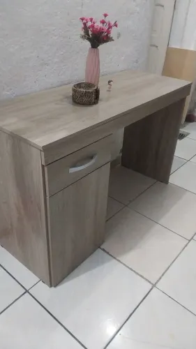 Escrivaninha semi nova,acompanha uma cadeira rosa FAÇO ENTREGA