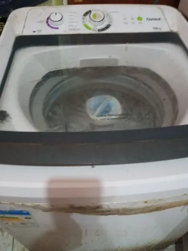 Máquina de lavar roupa está com defeito na entrada de água a água entra e sai por baixo 