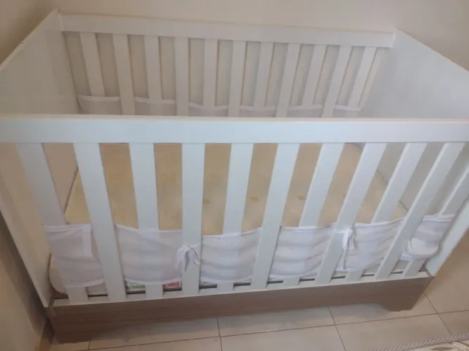 Berço novo ( só usado três vezes),vai com colchão e tem o lugar de colocar o mosquiteiro.