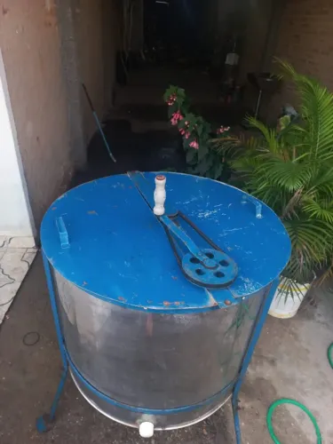 Centrífuga de mel manual.