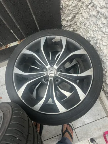 Rodas com pneus civic