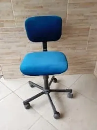Cadeira em veludo com rodaine nos pés